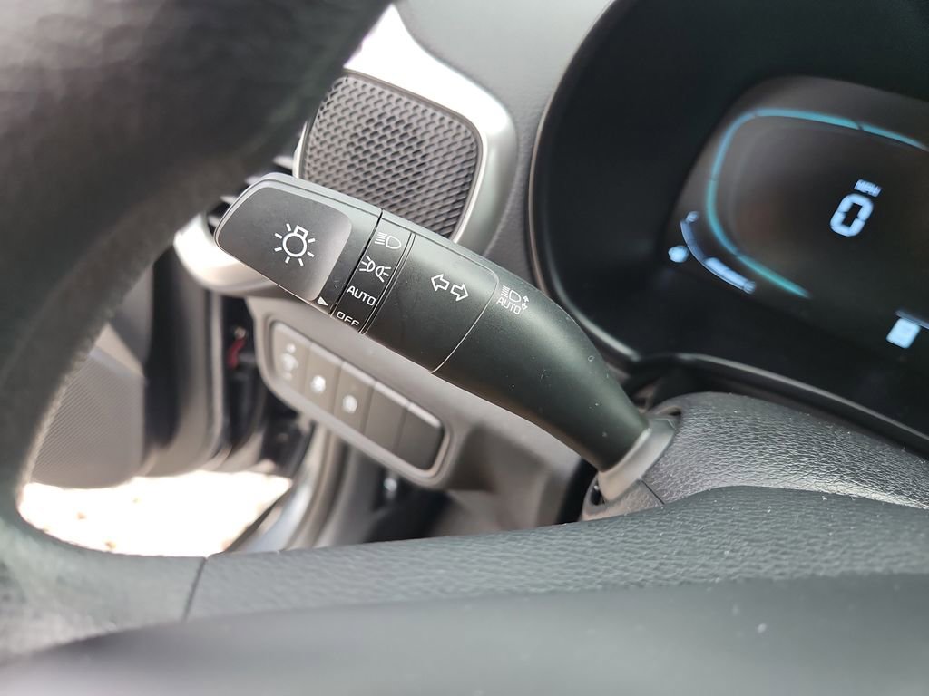 Used 2025 Kia Soul LX w/ LX Technology Package FWD image 23