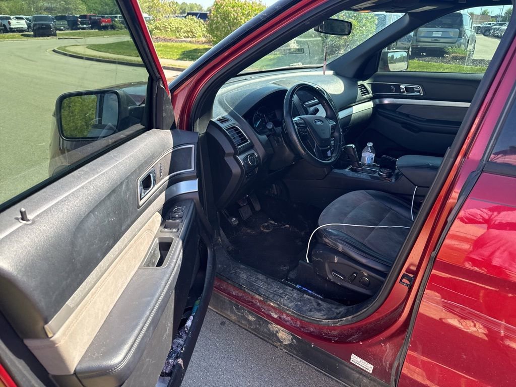 Used 2017 Ford Explorer XLT w/ Equipment Group 202A AWD/4WD image 5