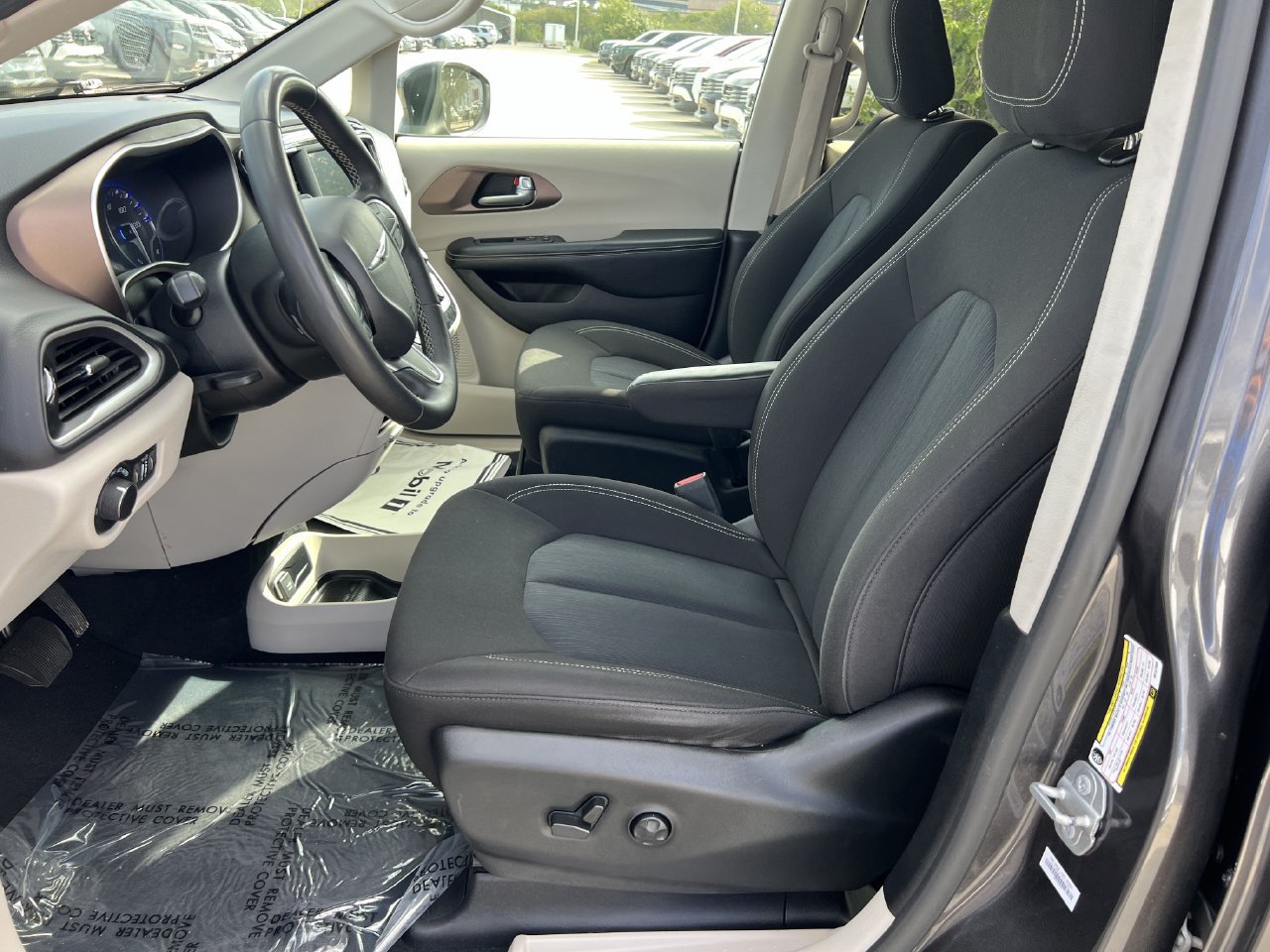 Used 2022 Chrysler Voyager LX FWD image 7