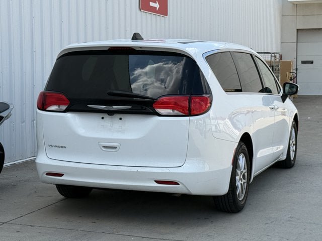 Used 2023 Chrysler Voyager LX FWD image 4