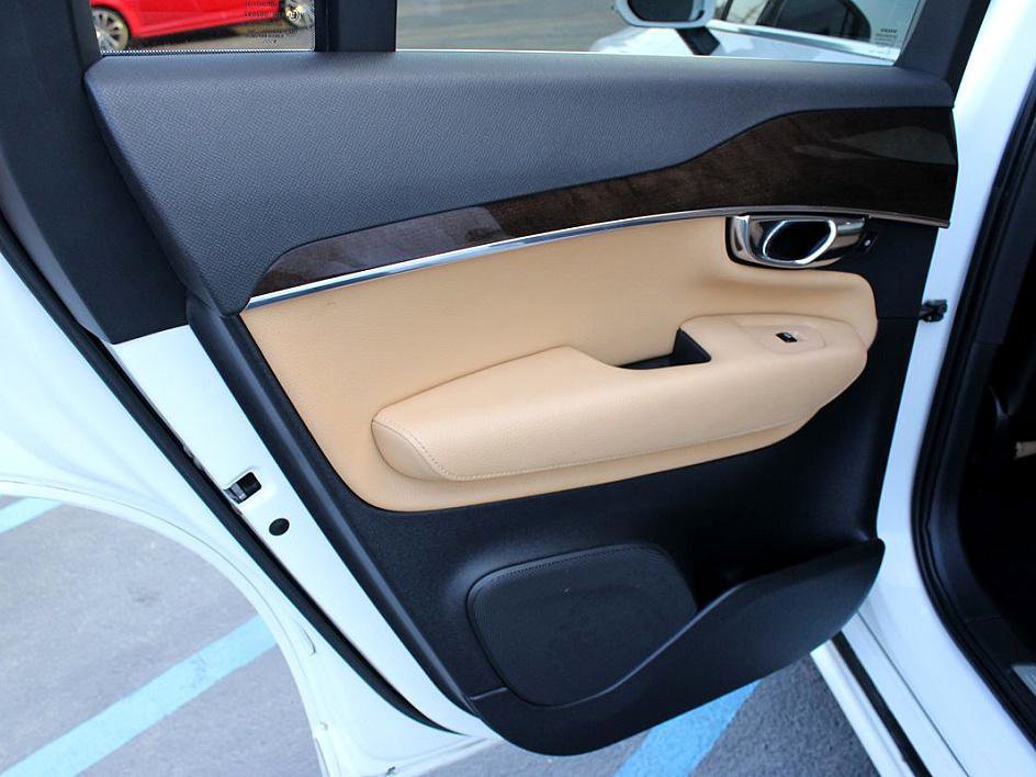 Used 2016 Volvo XC90 T6 Momentum image 17