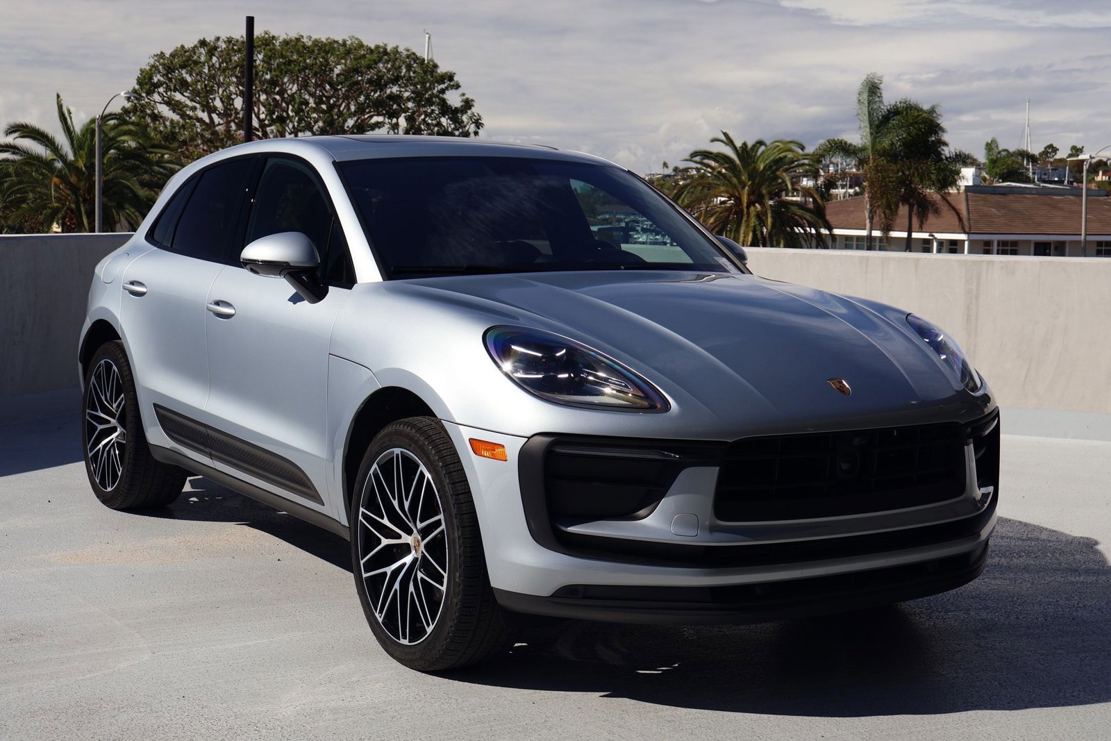 Certified 2025 Porsche Macan image 7
