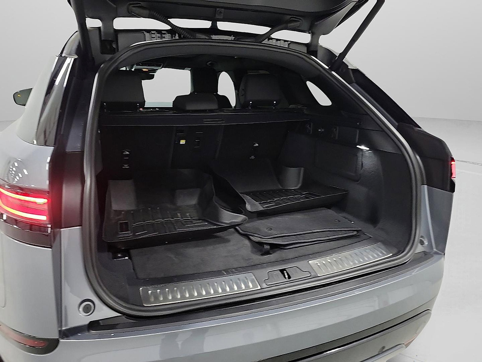 Used 2024 Land Rover Range Rover Velar Dynamic HSE image 7