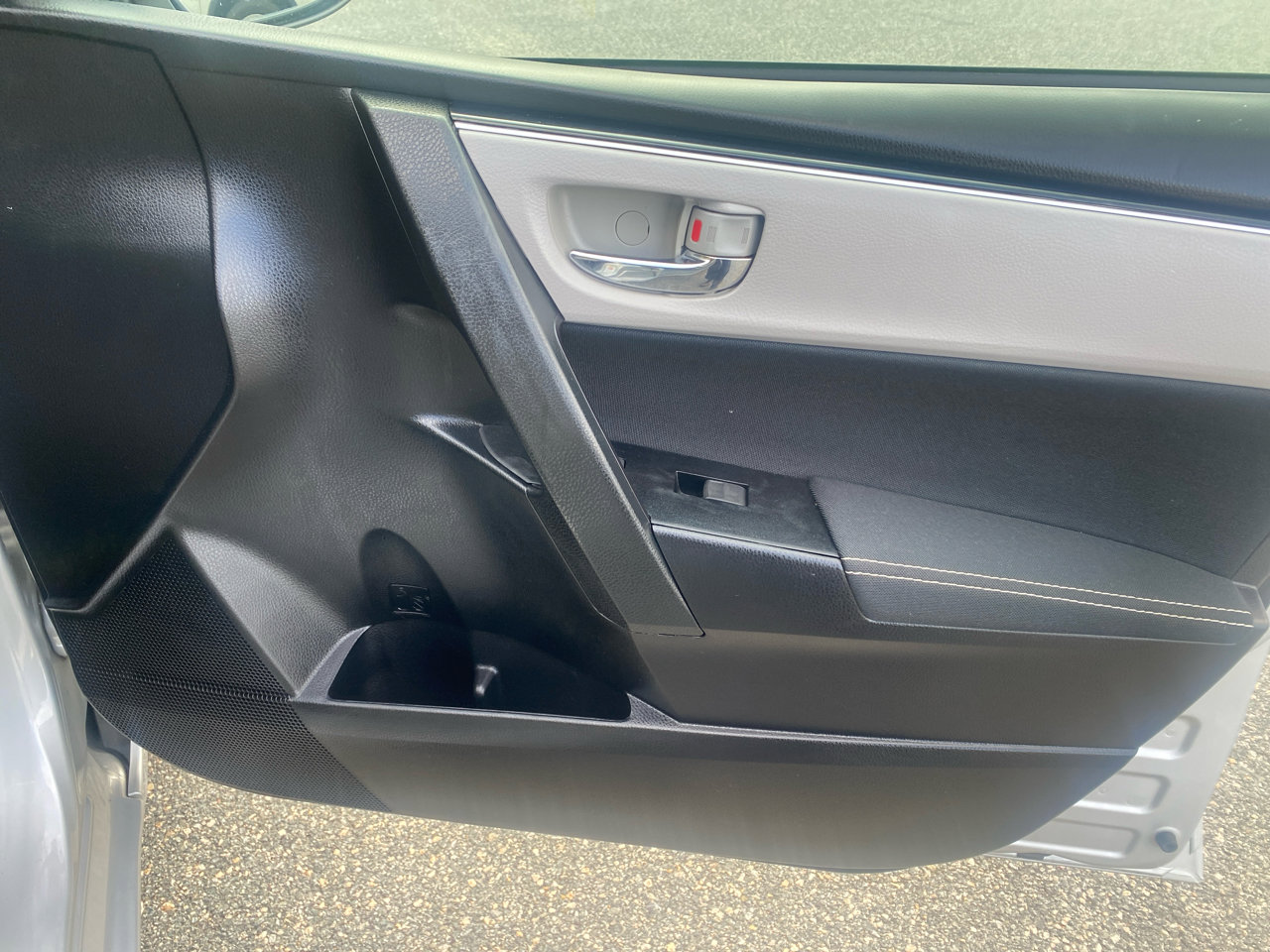 Used 2018 Toyota Corolla LE image 22