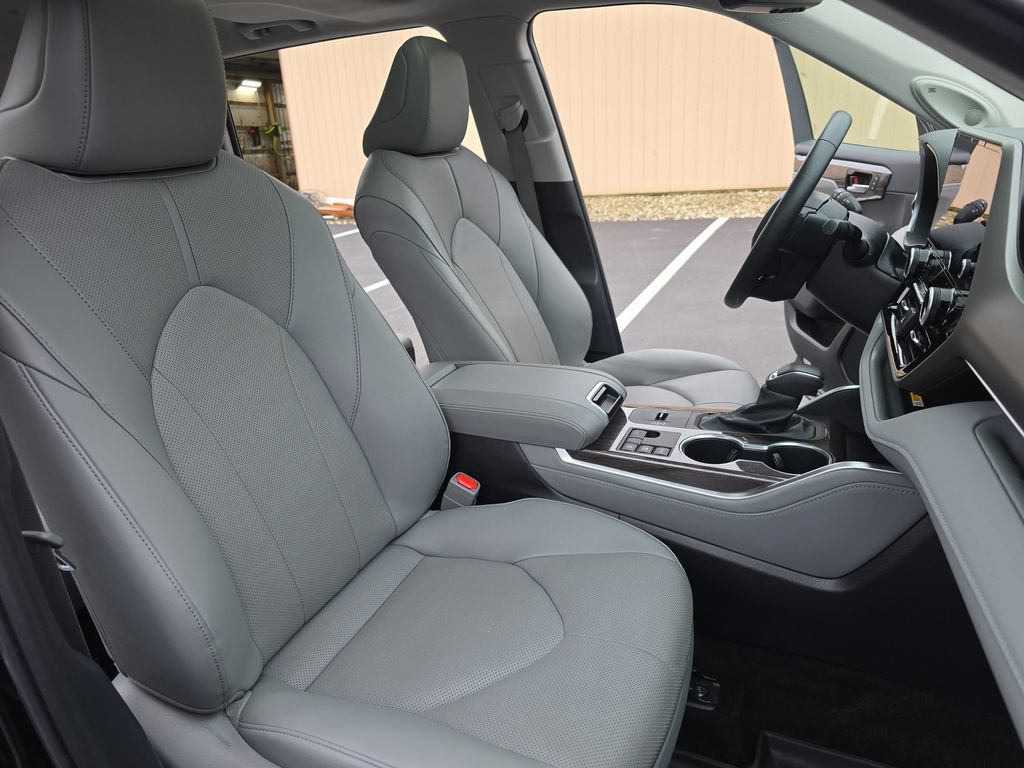 Certified 2025 Toyota Highlander Limited AWD/4WD image 14