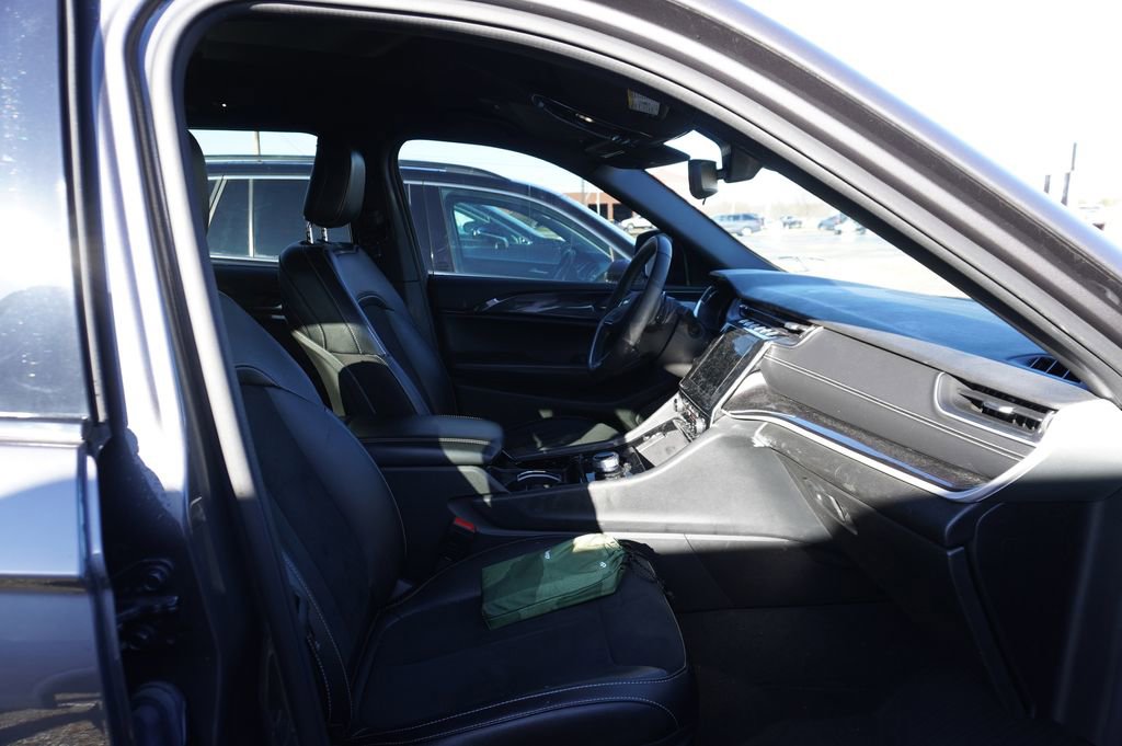 Used 2023 Jeep Grand Cherokee Altitude image 8