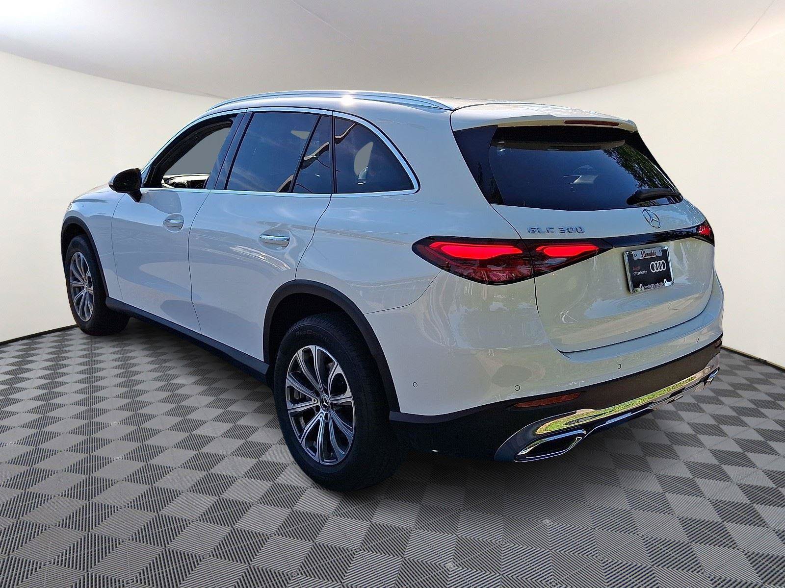 Used 2024 Mercedes-Benz GLC 300 image 4