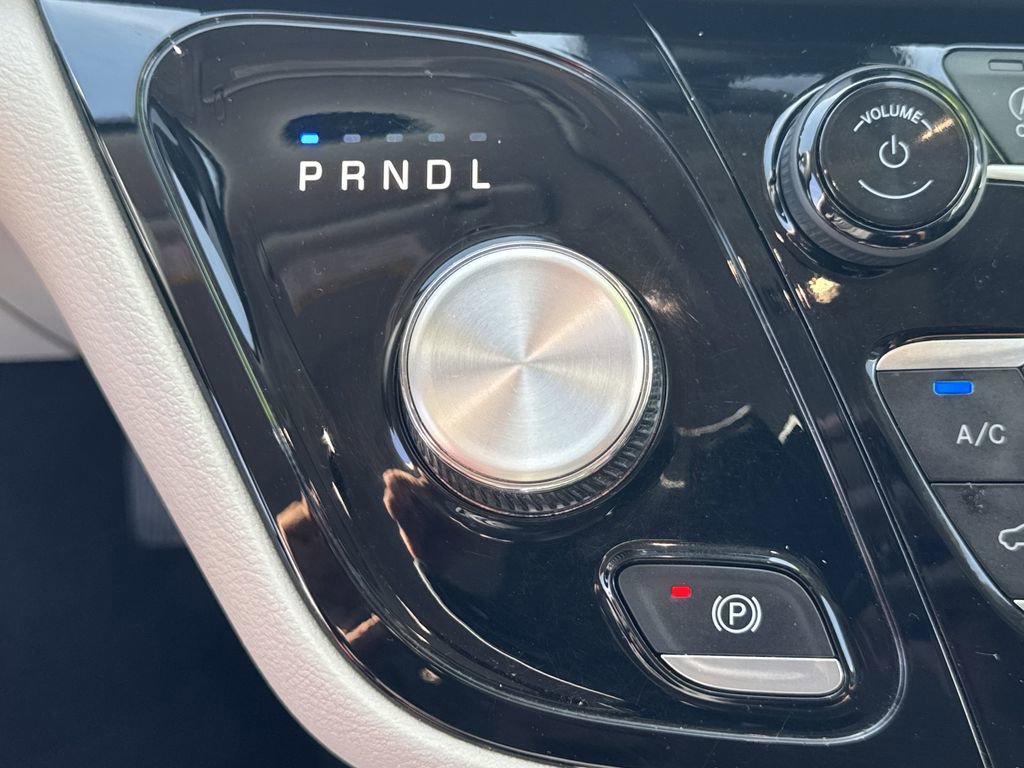 Used 2024 Chrysler Pacifica Touring-L image 30
