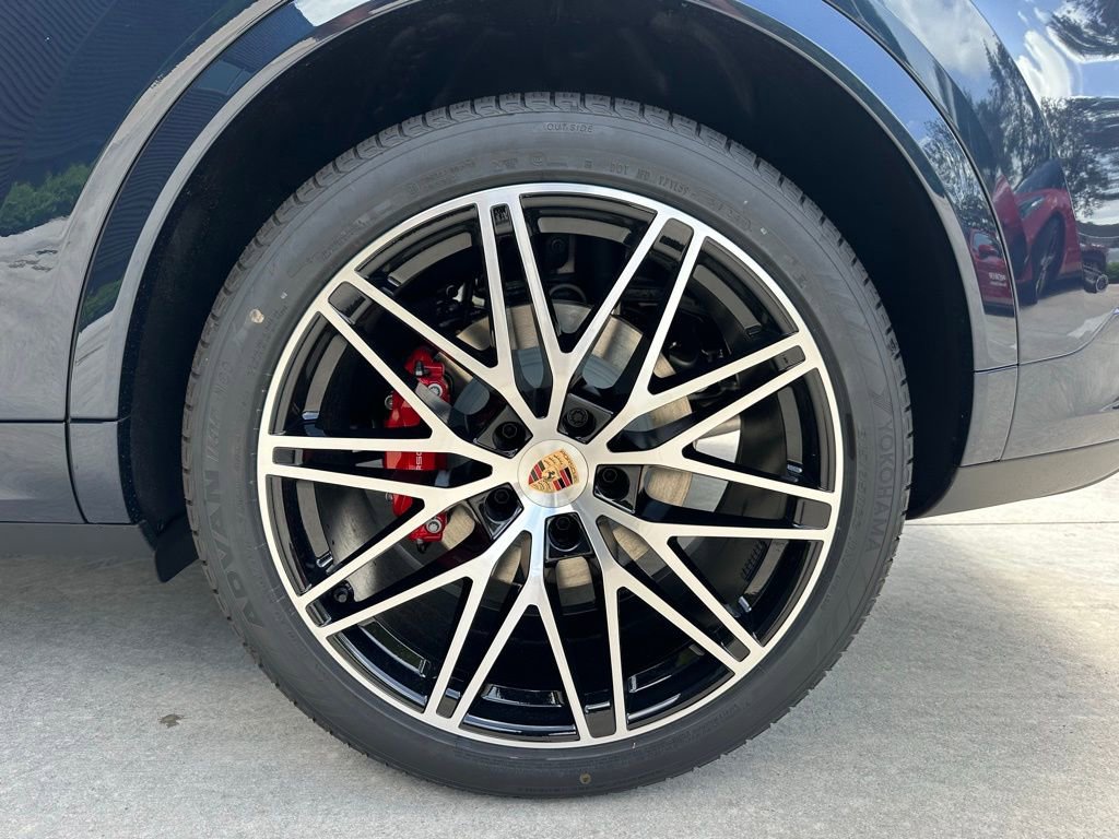 Used 2025 Porsche Cayenne S image 41