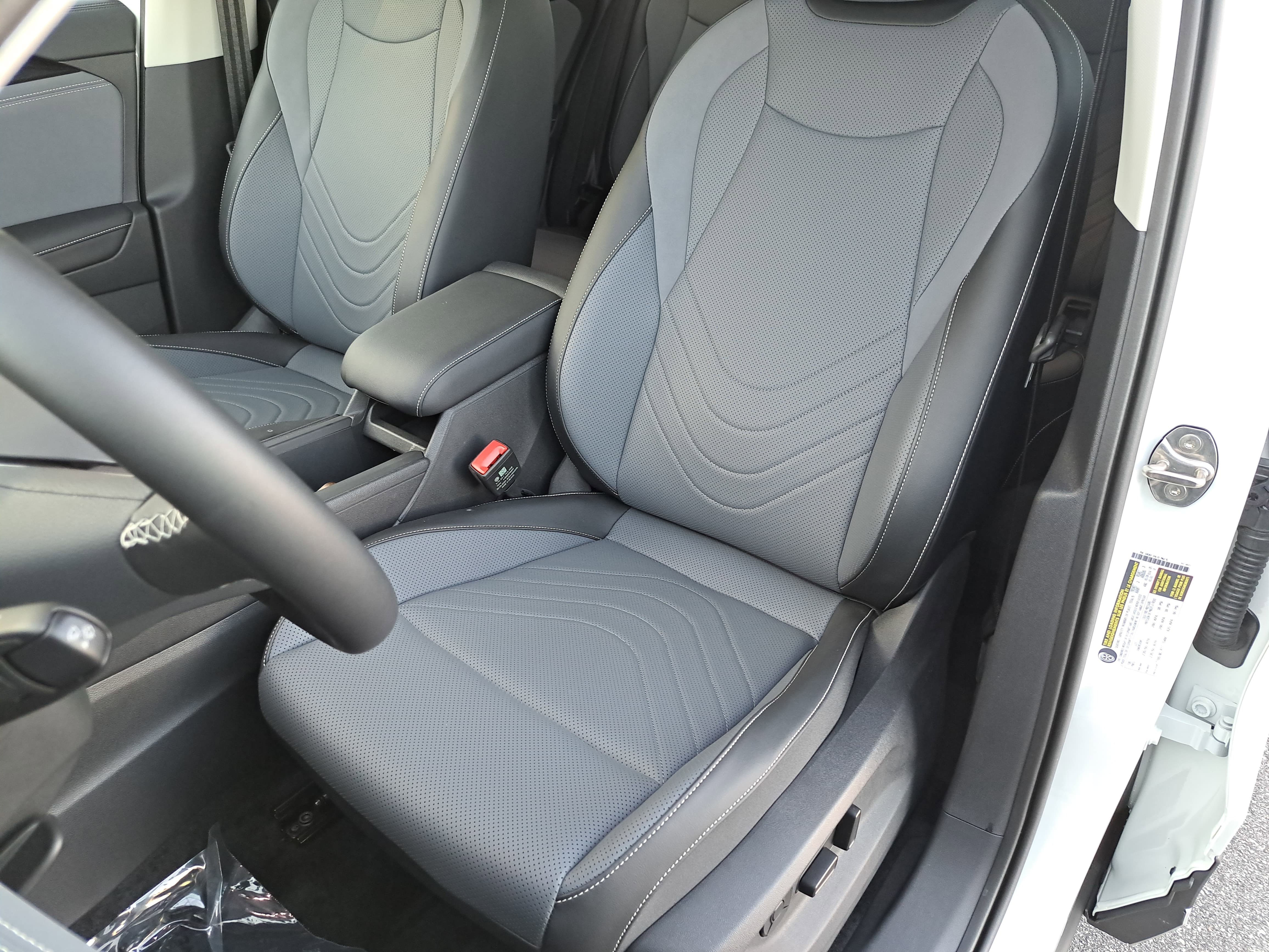 Used 2025 Volkswagen Tiguan SE AWD/4WD image 15