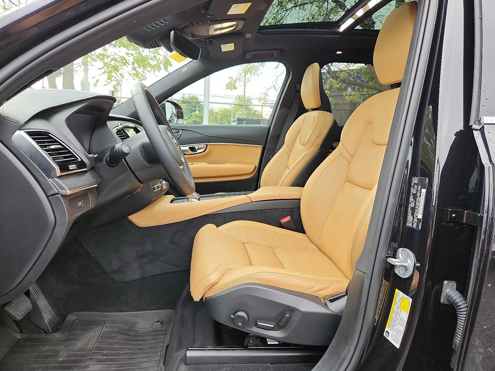 Certified 2024 Volvo XC90 B6 Ultimate AWD/4WD image 13
