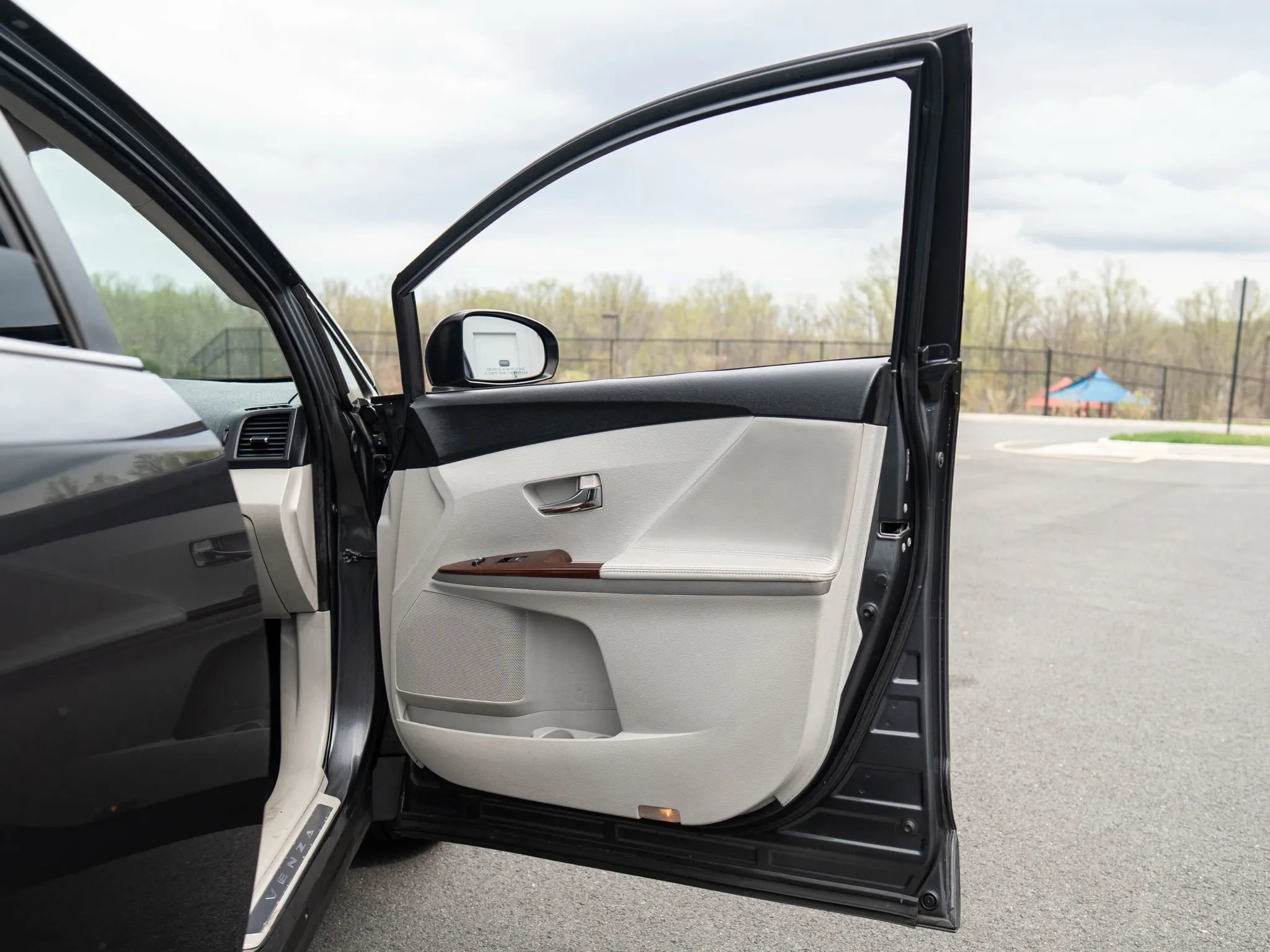 Used 2009 Toyota Venza AWD image 16