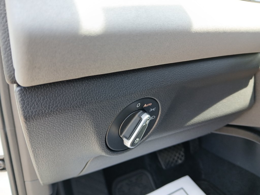 Certified 2025 Volkswagen Jetta SE w/ Sunroof Package FWD image 12