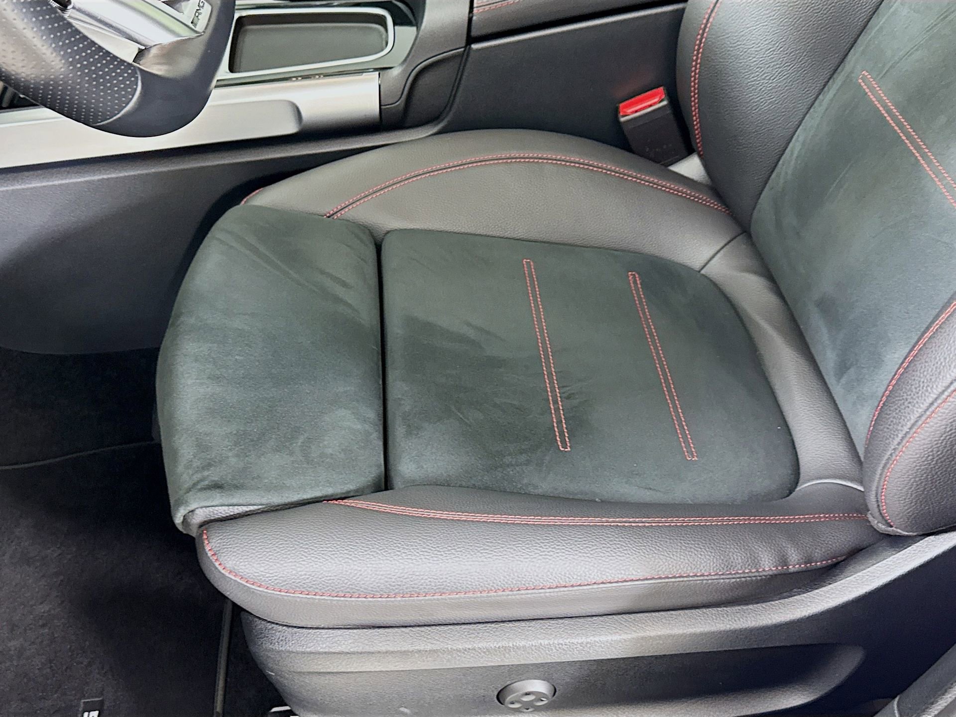 Certified 2025 Mercedes-Benz GLB 35 AMG 4MATIC image 19