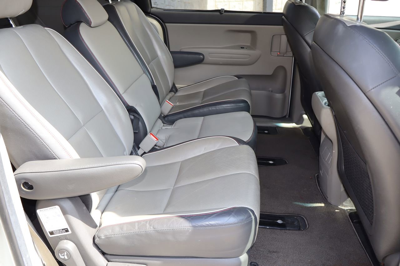 Used 2018 Kia Sedona LX w/ LX Essentials Premium Package FWD image 18