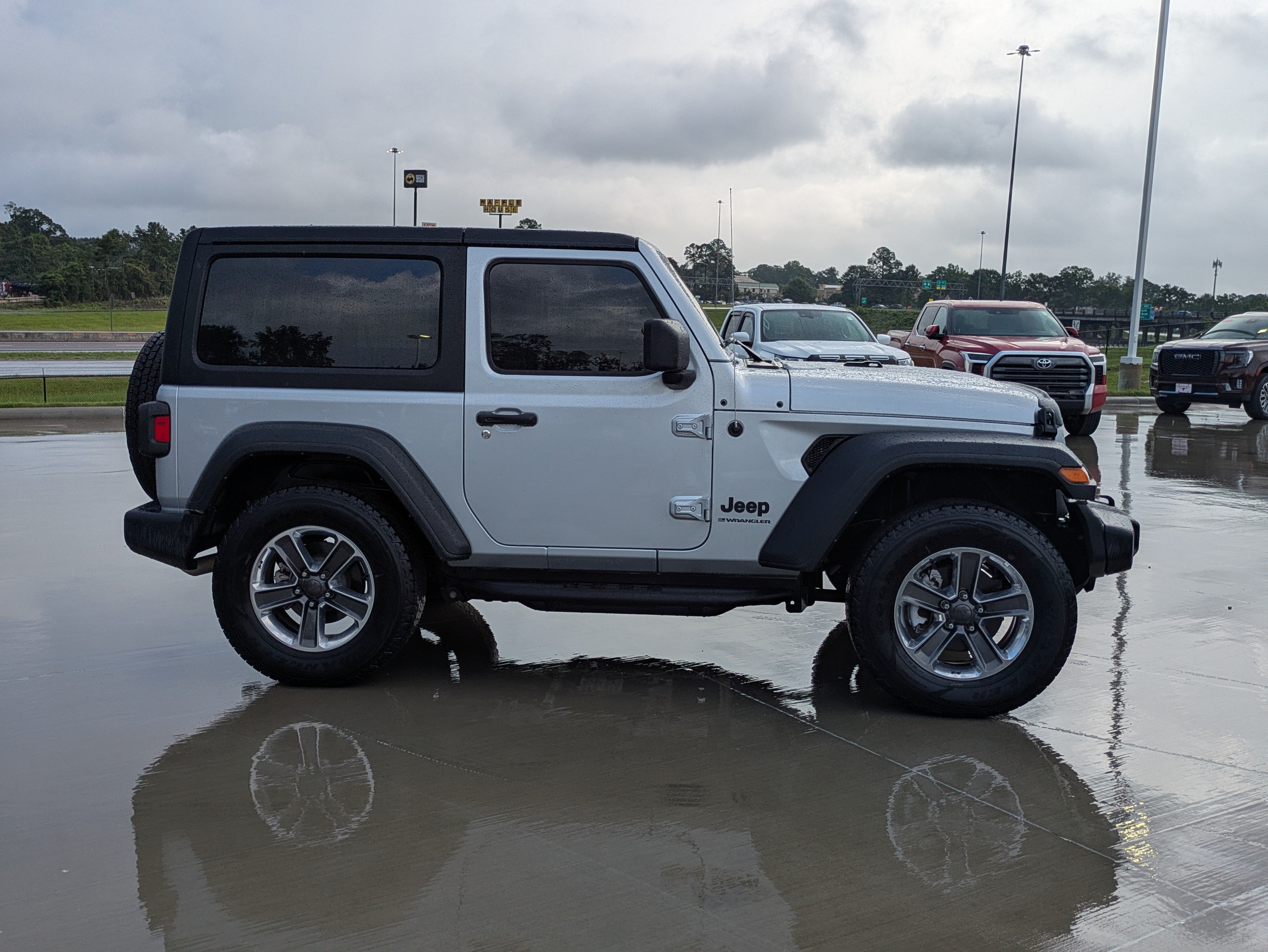 Used 2023 Jeep Wrangler Sport AWD/4WD image 6