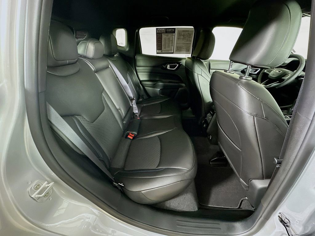 Used 2026 Jeep Compass Latitude image 11