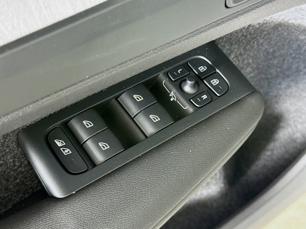 New 2026 Volvo XC40 B5 Ultra w/ Climate Package image 17