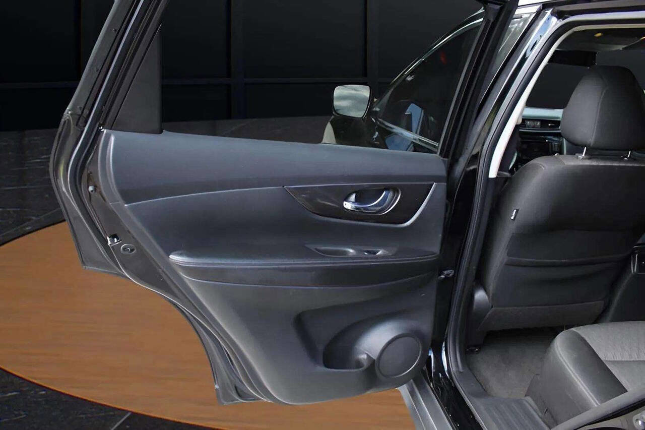 Used 2019 Nissan Rogue SV w/ Premium Package image 29