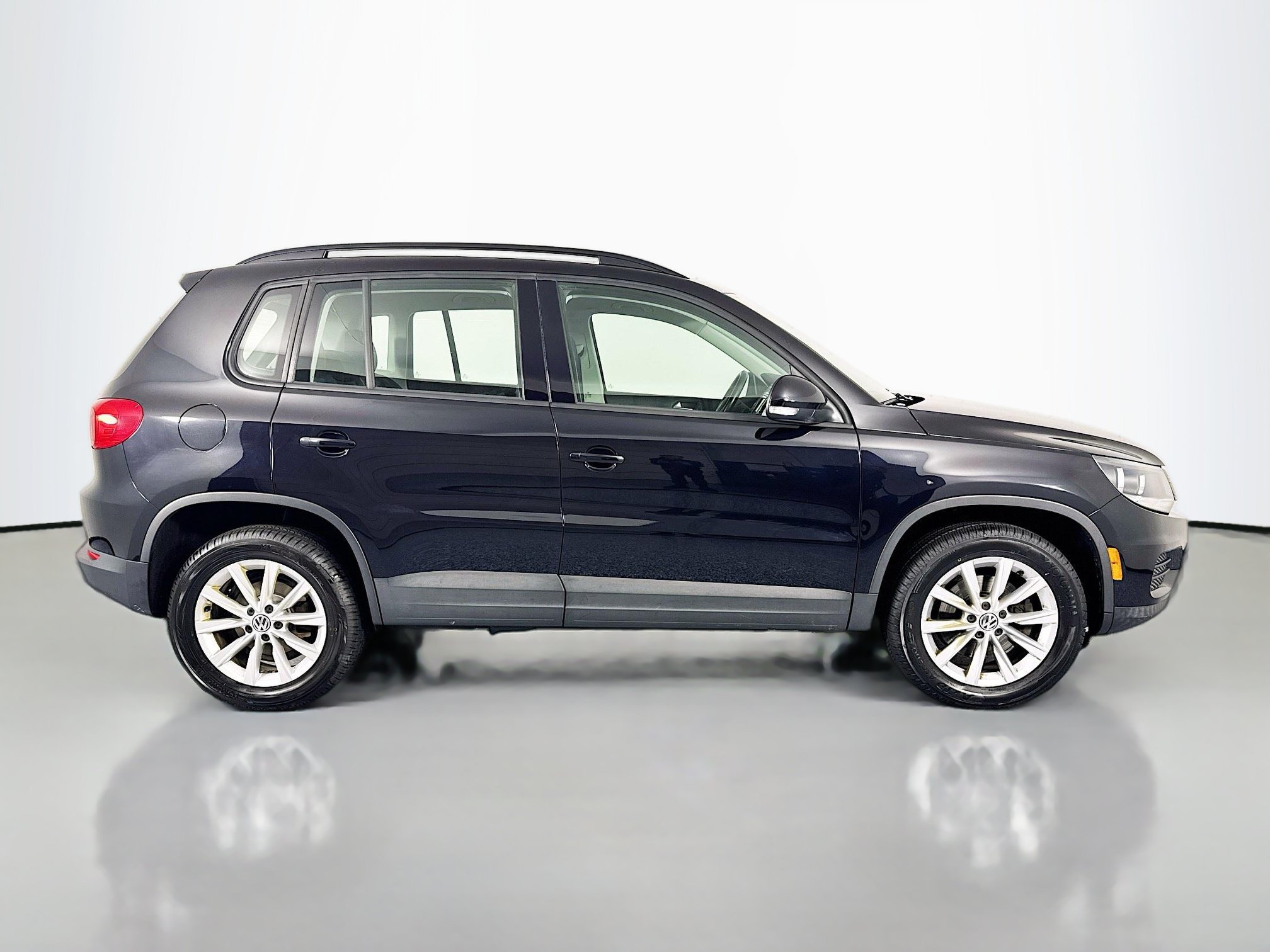 Used 2017 Volkswagen Tiguan Limited w/ Premium Package AWD/4WD image 4