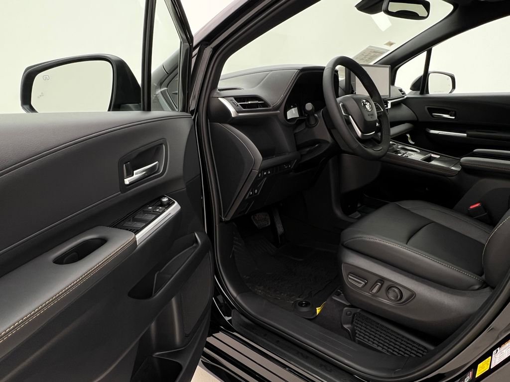 Used 2025 Toyota Sienna XLE Woodland Edition image 11
