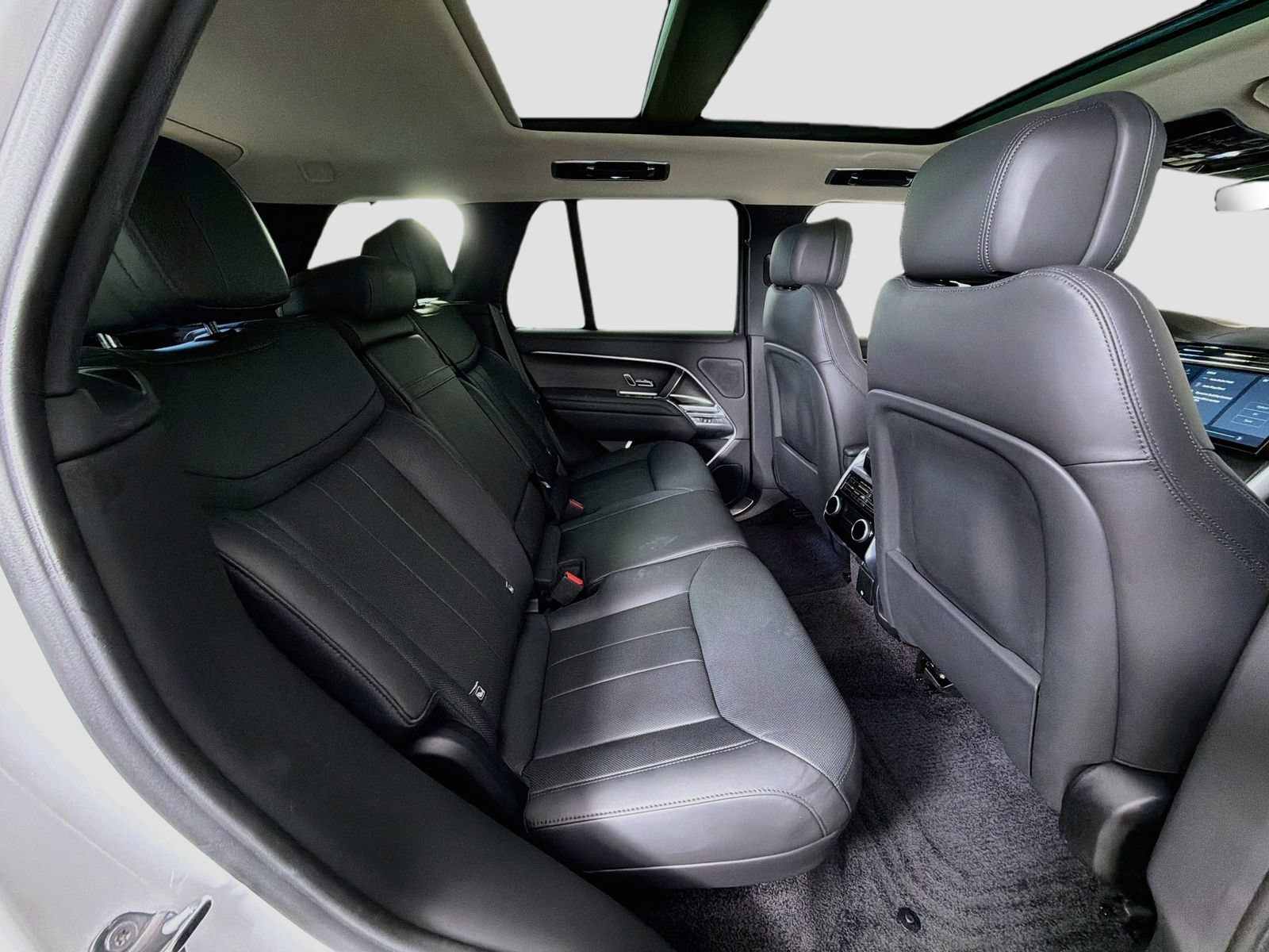 Certified 2025 Land Rover Range Rover SE AWD/4WD image 30
