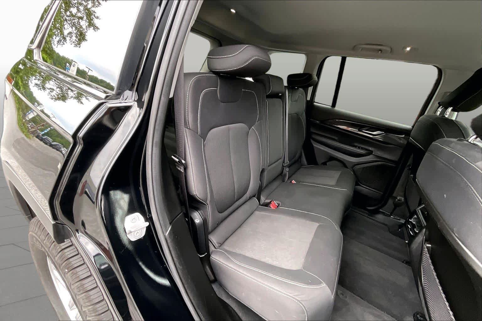 Used 2023 Jeep Grand Cherokee Laredo AWD/4WD image 18