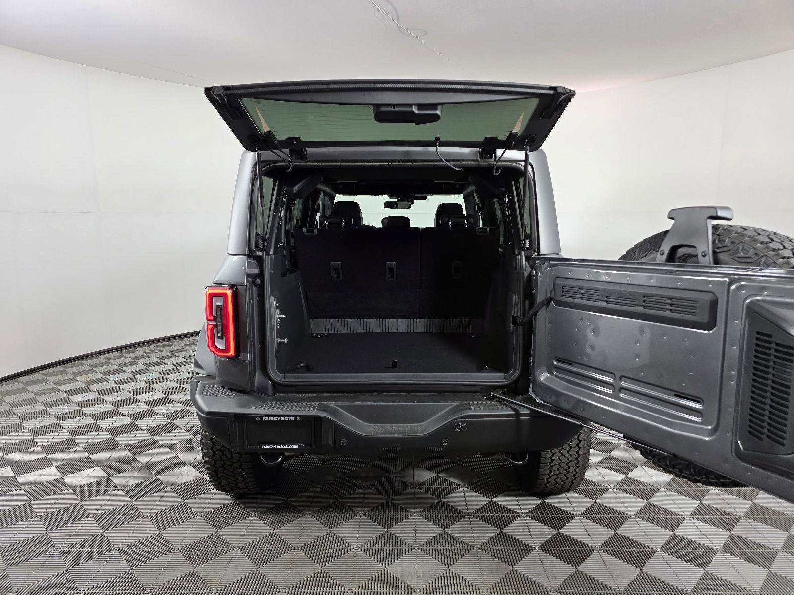 Used 2025 Ford Bronco Badlands image 5