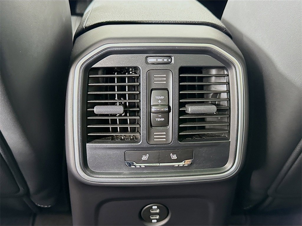 Used 2025 Porsche Macan image 27