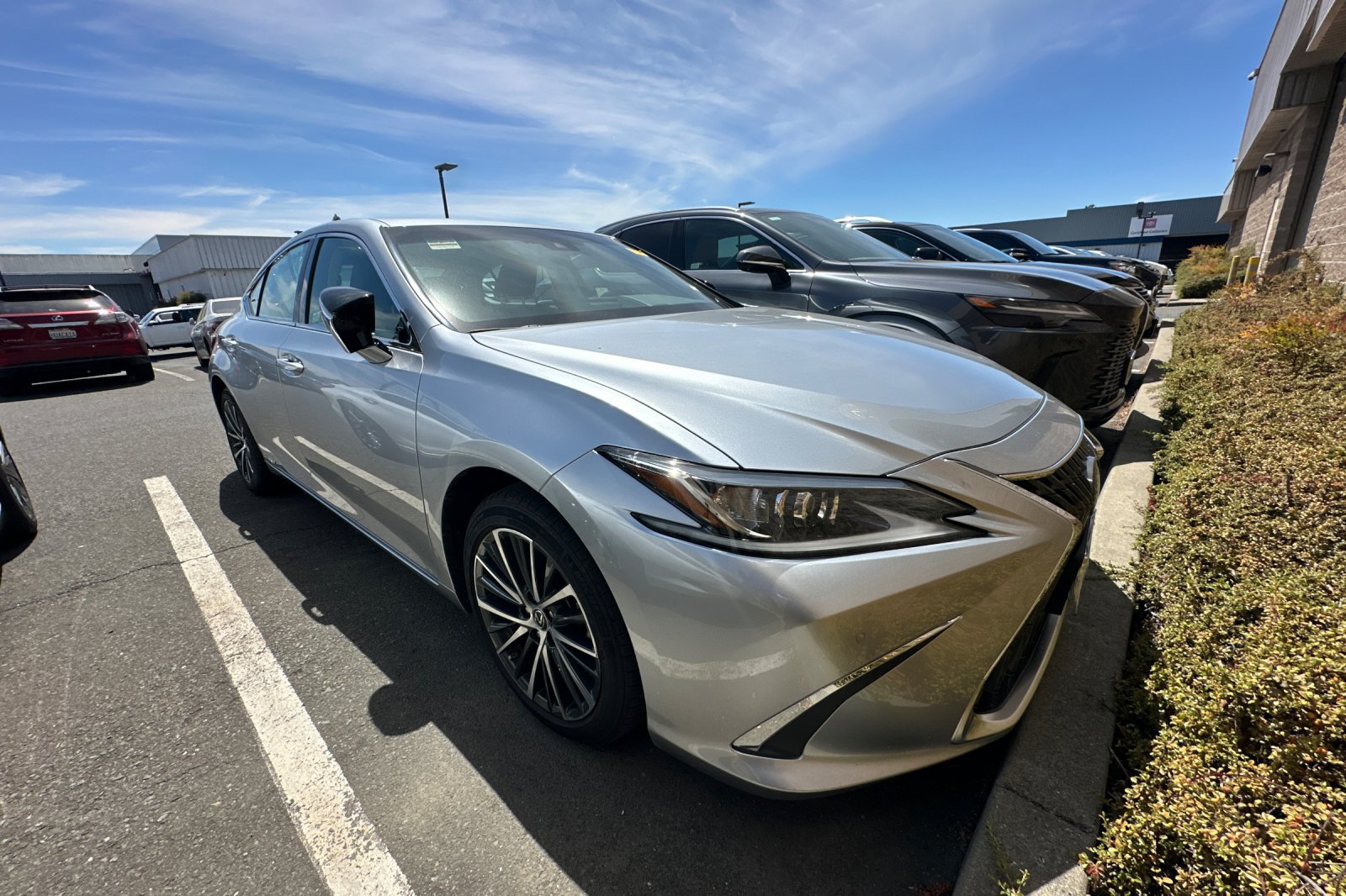 Used 2022 Lexus ES 300h w/ Premium Package FWD image 2