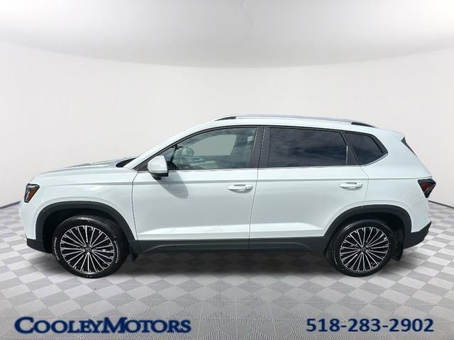 Used 2025 Volkswagen Taos SE FWD image 1