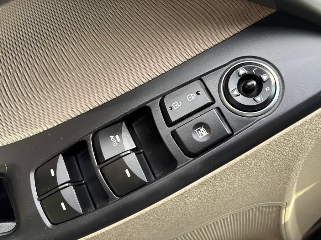 Used 2015 Hyundai Elantra SE w/ Option Group 02 FWD image 12