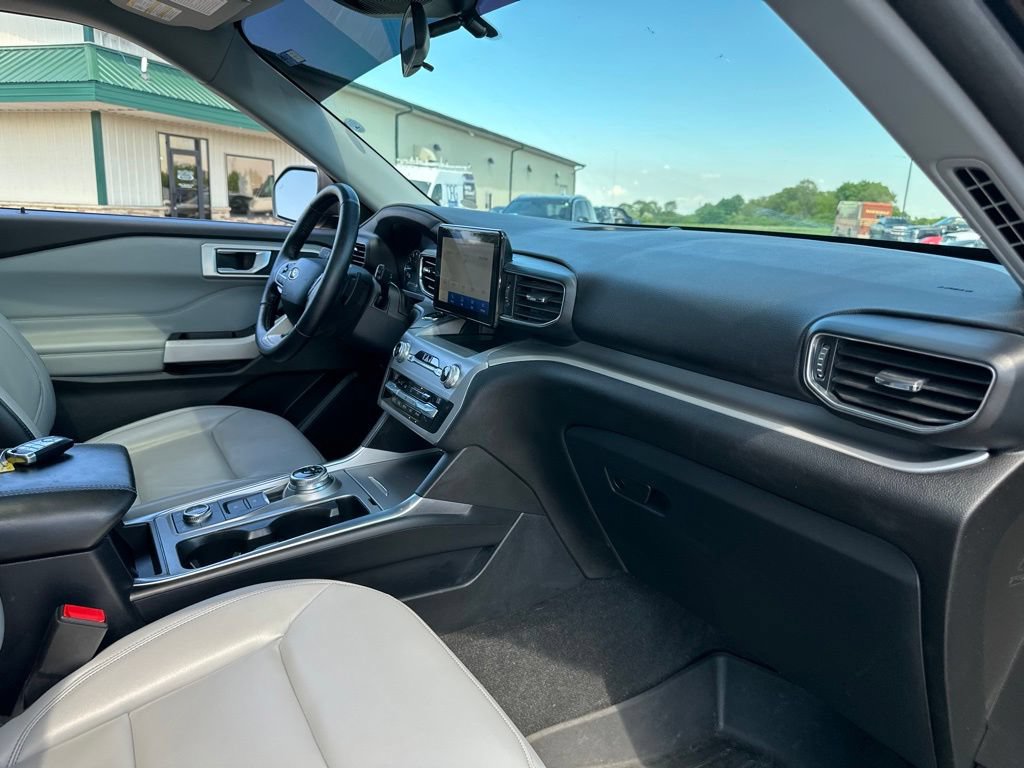 Used 2021 Ford Explorer XLT w/ Equipment Group 202A AWD/4WD image 31