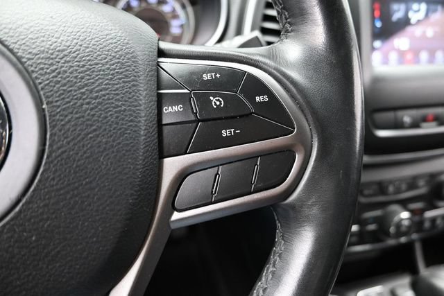 Used 2020 Jeep Cherokee Latitude Plus w/ Cold Weather Group AWD/4WD image 29