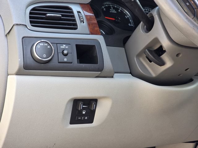 Used 2011 Chevrolet Suburban LT RWD image 22