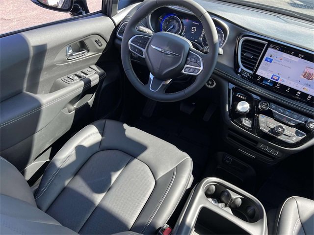 New 2025 Chrysler Pacifica Select image 28