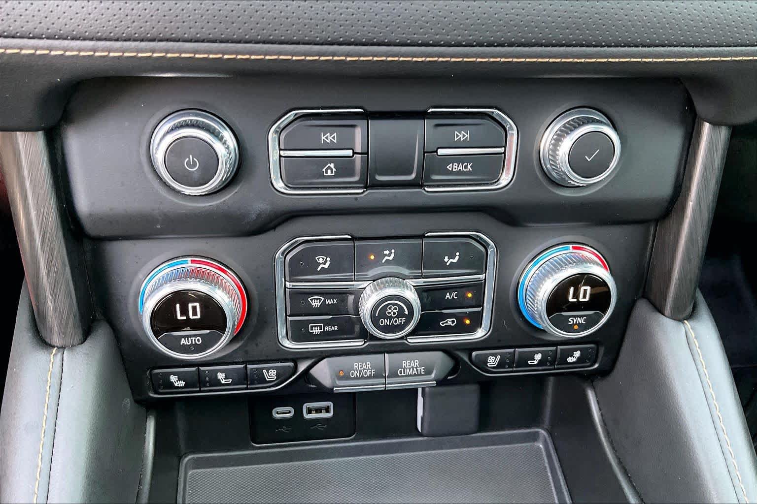 Certified 2024 GMC Yukon AT4 w/ AT4 Premium Package AWD/4WD image 32