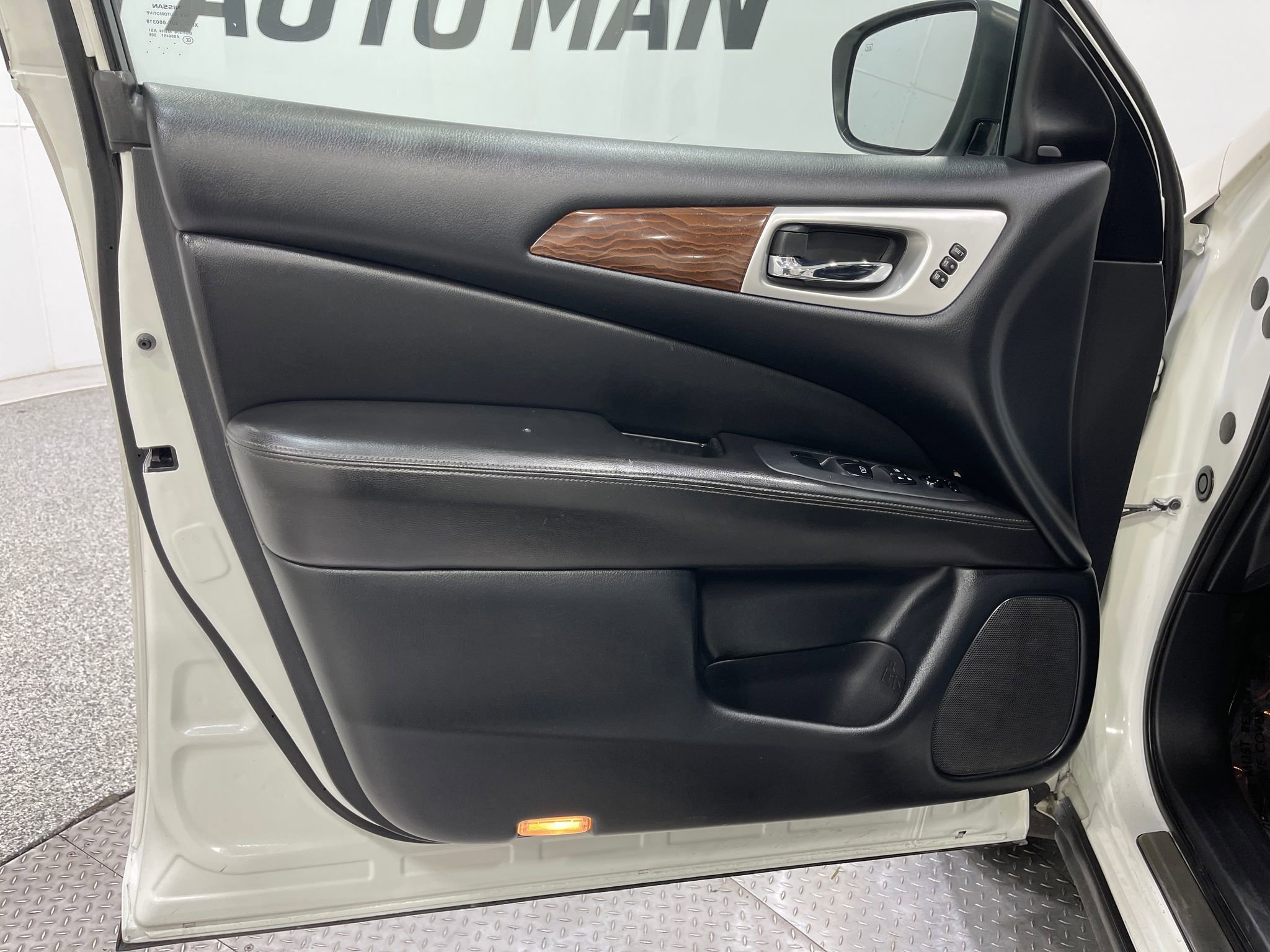 Used 2019 Nissan Pathfinder Platinum w/ Cargo Package image 15