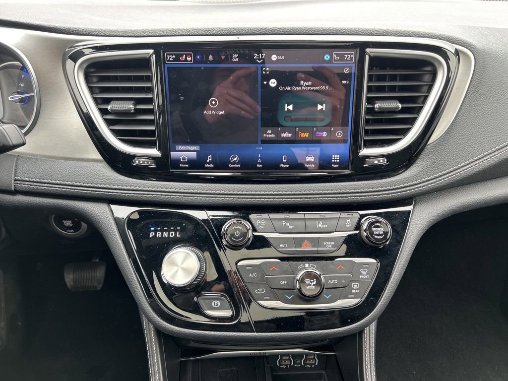 Used 2024 Chrysler Pacifica Premium image 28