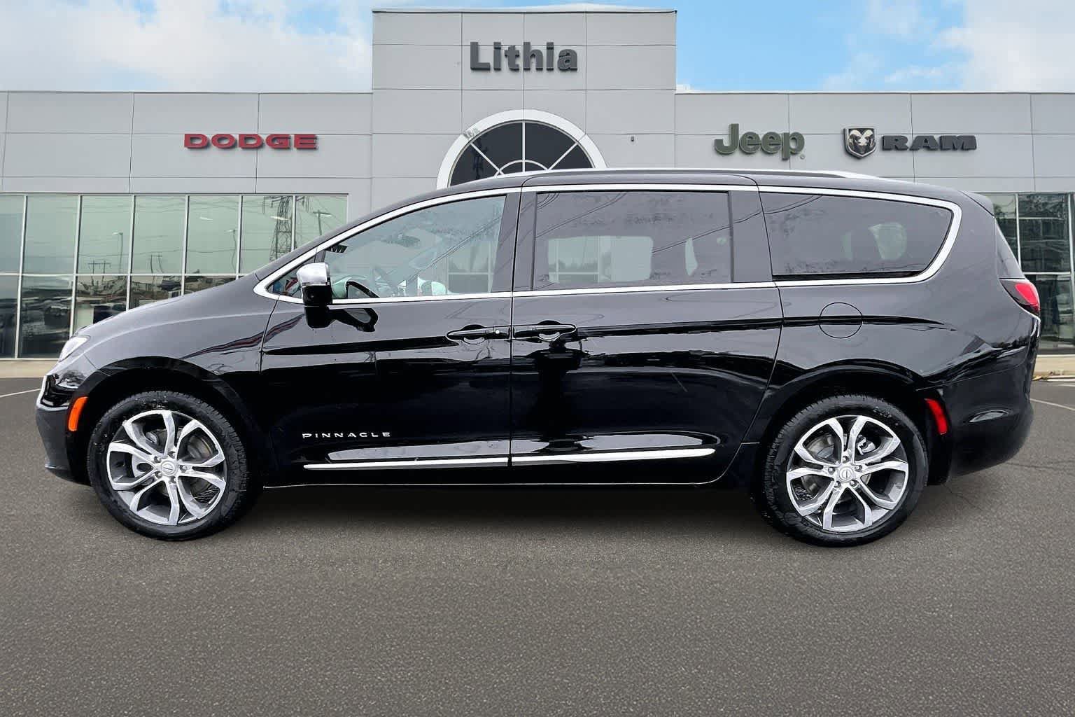 New 2026 Chrysler Pacifica Pinnacle w/ Trailer Tow Group AWD/4WD image 3