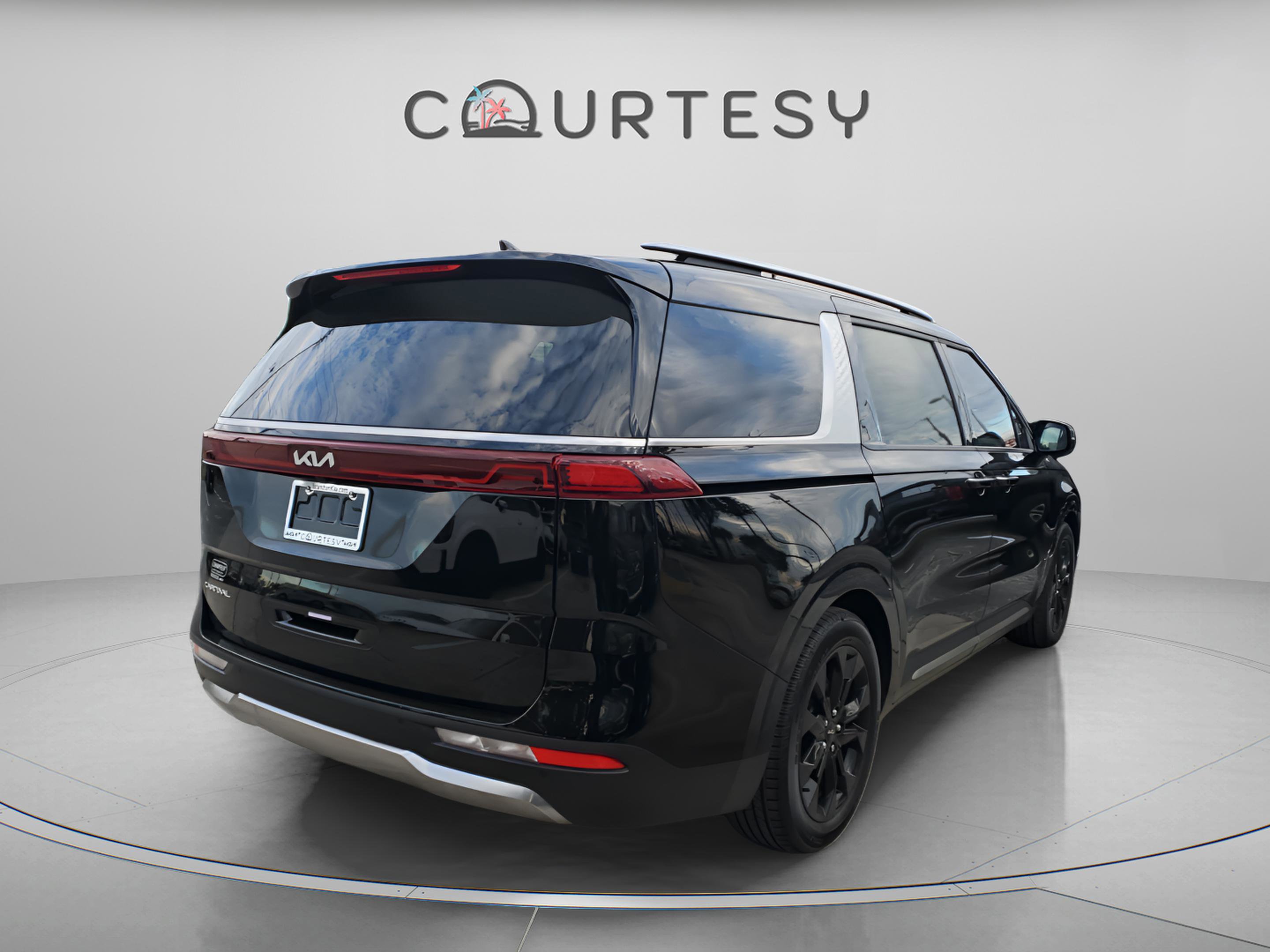 Used 2024 Kia Carnival SX Prestige image 3