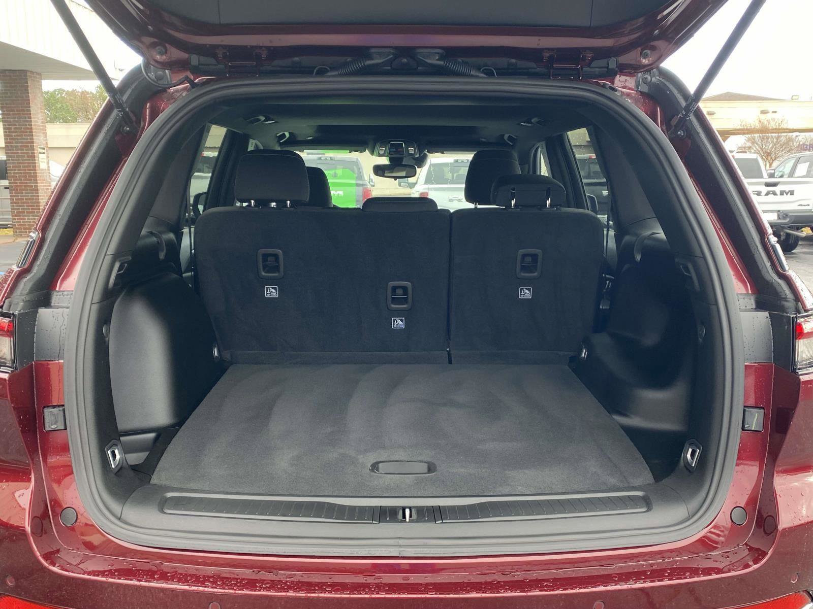 Certified 2024 Jeep Grand Cherokee Laredo X image 31