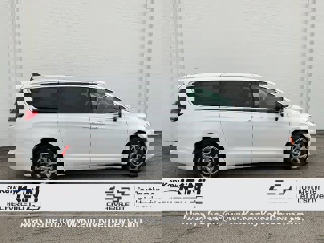 Used 2024 Chrysler Pacifica Limited image 3