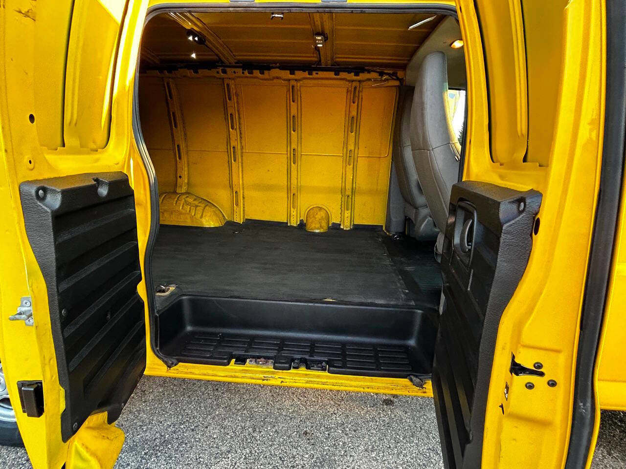 Used 2019 Chevrolet Express 2500 image 27