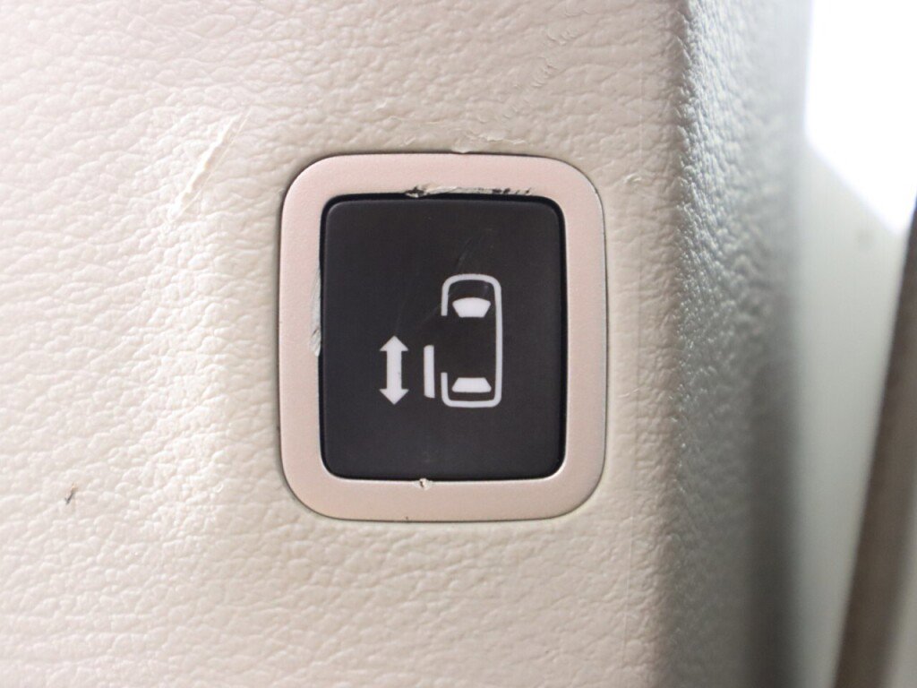 Used 2022 Chrysler Voyager LX image 31