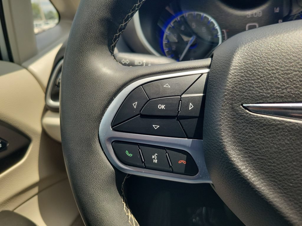 Used 2024 Chrysler Pacifica Touring-L FWD image 21