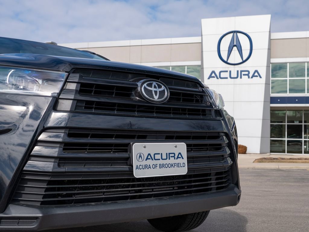 Used 2017 Toyota Highlander SE image 2