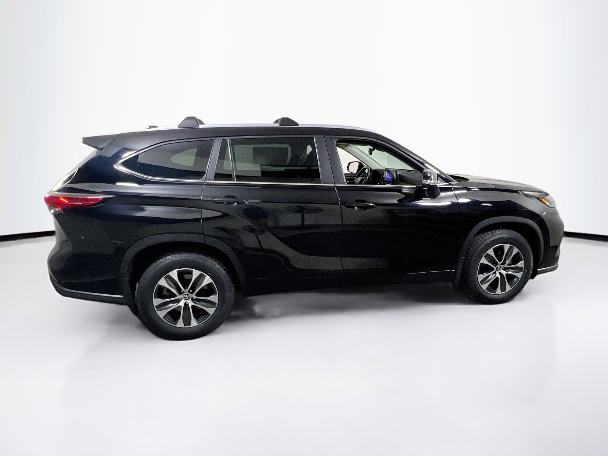 Used 2023 Toyota Highlander XLE AWD/4WD image 4