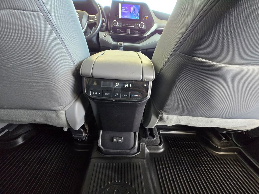 Used 2023 Toyota Highlander LE image 27