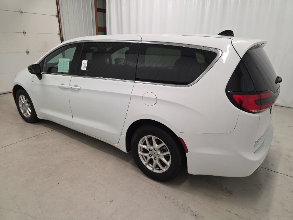 Used 2025 Chrysler Pacifica Select FWD image 3